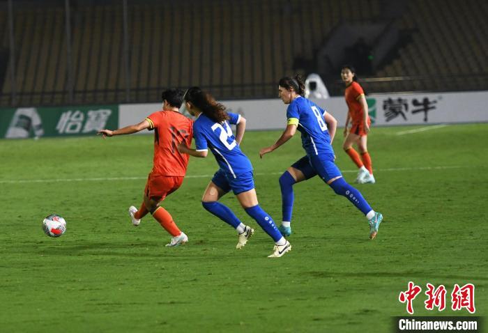 中国女足在重庆永川以3-0力克乌兹别克斯坦，夺