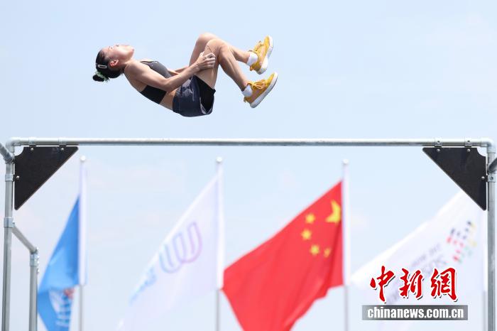 成都世运会跑酷女子自由式资格赛：商春松凭扎