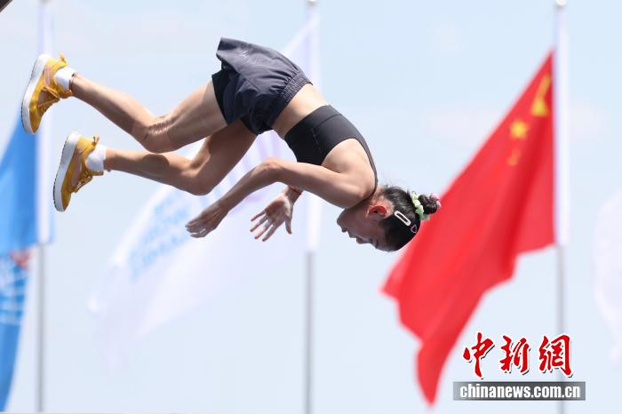 成都世运会跑酷女子自由式资格赛：商春松凭扎