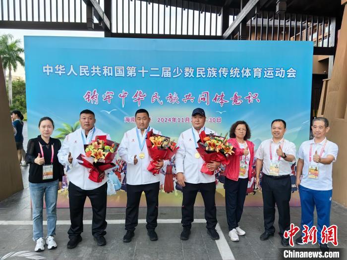 海南三亚第一中学决赛舞台上，上海队夺得搏克