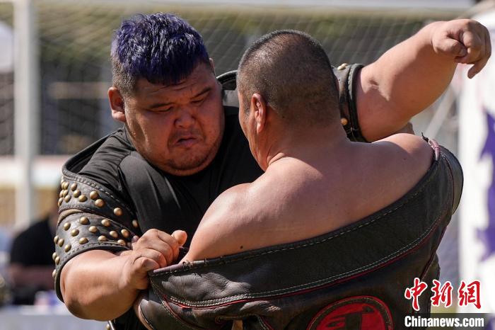 海南三亚第一中学决赛舞台上，上海队夺得搏克