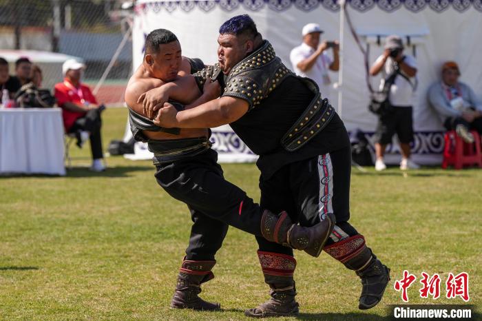 海南三亚第一中学决赛舞台上，上海队夺得搏克